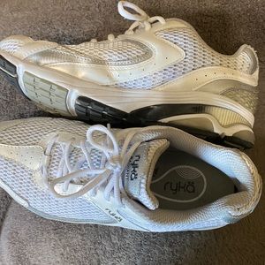 Ladies sneaker, worn once inside like new size 7